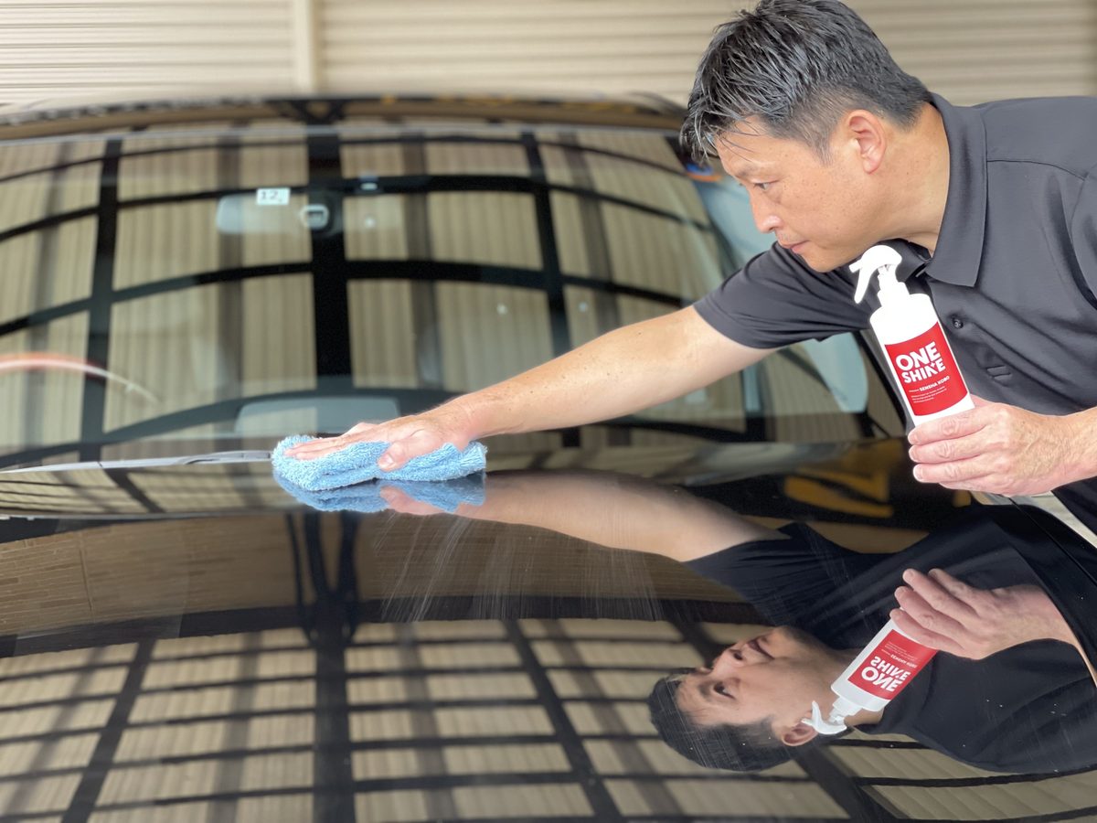 ONE SHINEで愛車を拭き上げる大久保