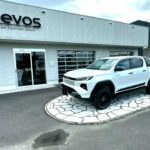RevoS Car Coating Japan の店頭に立つハイラックス