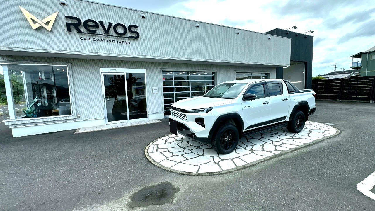 RevoS Car Coating Japan の店頭に立つハイラックス
